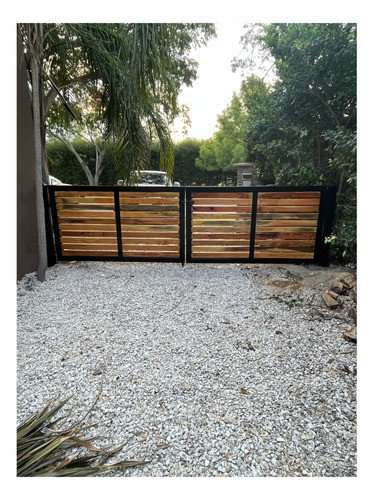 portones de hierro y madera